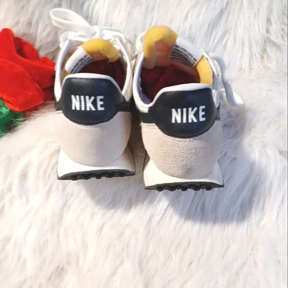 Nike Black/White Sneakers - Picture 6 of 7